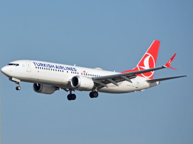 Boeing 737 MAX 8 (TC-LCU) - Kystvejen RWY22L