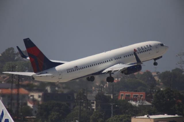 Boeing 737-800 (N394DA)