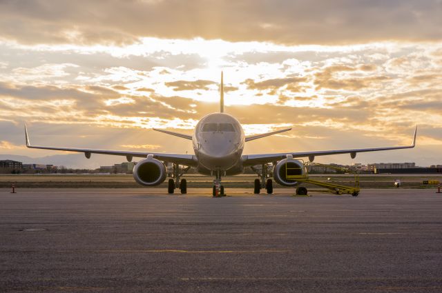 Embraer ERJ-190 (N527AH)