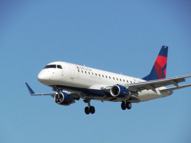 Embraer 175 (N247SY) - Landing RWY 30