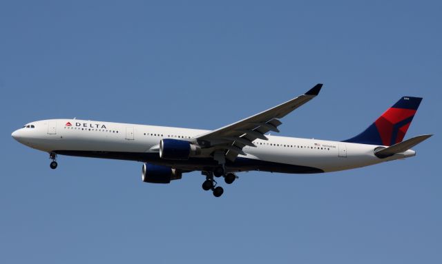 Airbus A330-300 (N816NW)