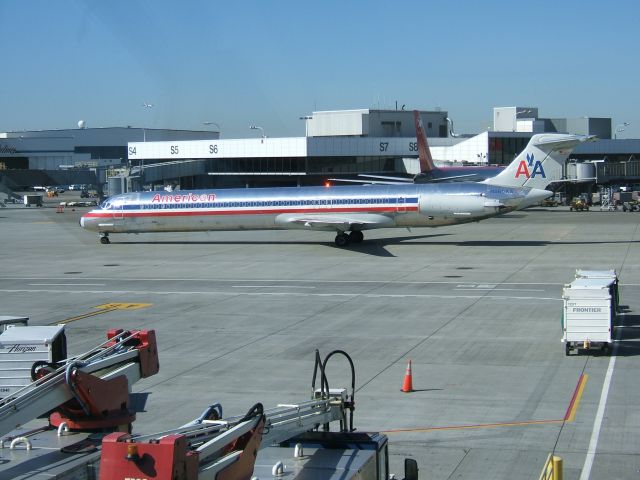 McDonnell Douglas MD-80 (N566AA)