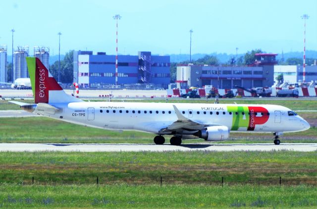 Embraer ERJ-190 (CS-TPS)