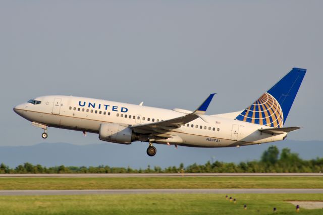 Boeing 737-700 (N23721) - A United 737-700 headed to Houston in the early morning hours.  6/9/24.