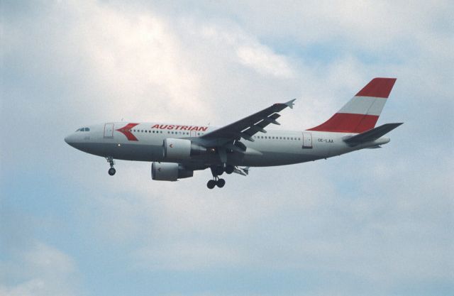 Airbus A310 (OE-LAA) - Final Approach to Narita Intl Airport Rwy34 on 1989/12/11