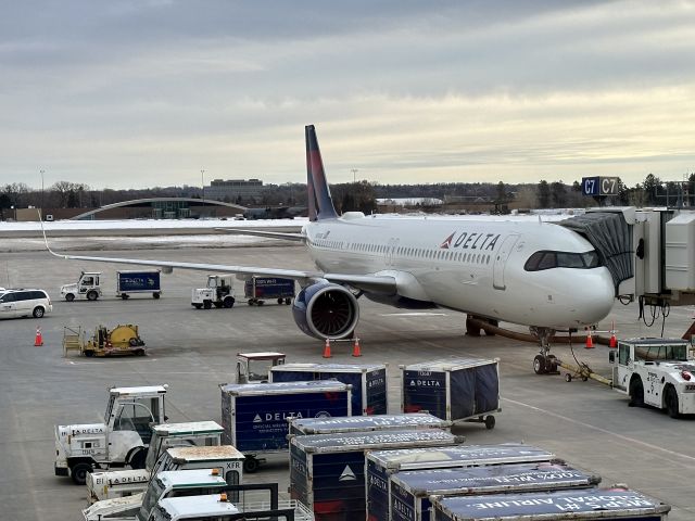 N514DE — - Photo of plane taken on stand C7. Not the greatest photo but none existed on FA so here we are. 