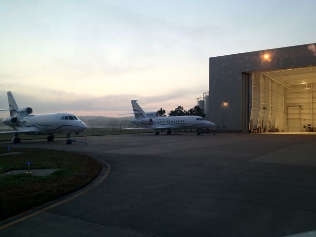 Dassault Falcon 900 (N7600S) - N7600P and N7600S out in front of the Hanger