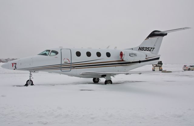 Beechcraft Premier 1 (N835ZT) - Snow everywhere on the Signature ramp !