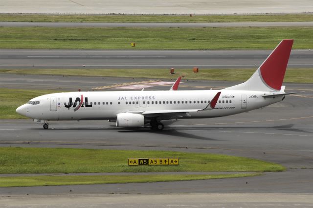 Boeing 737-800 (JA318J) - Taxing at Haneda Intl Airport on 2013/07/20