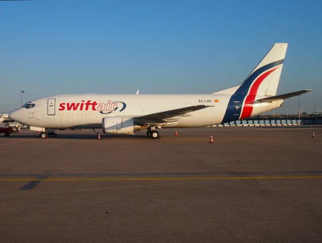 BOEING 737-300 (EC-LAC)