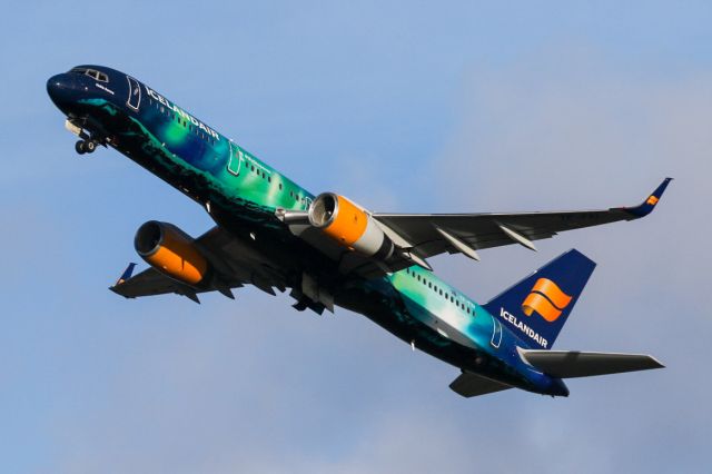 Boeing 757-200 (TF-FIU) - One of the more eye catching schemes.  ICE441 departs on the way back to Kefkavik.