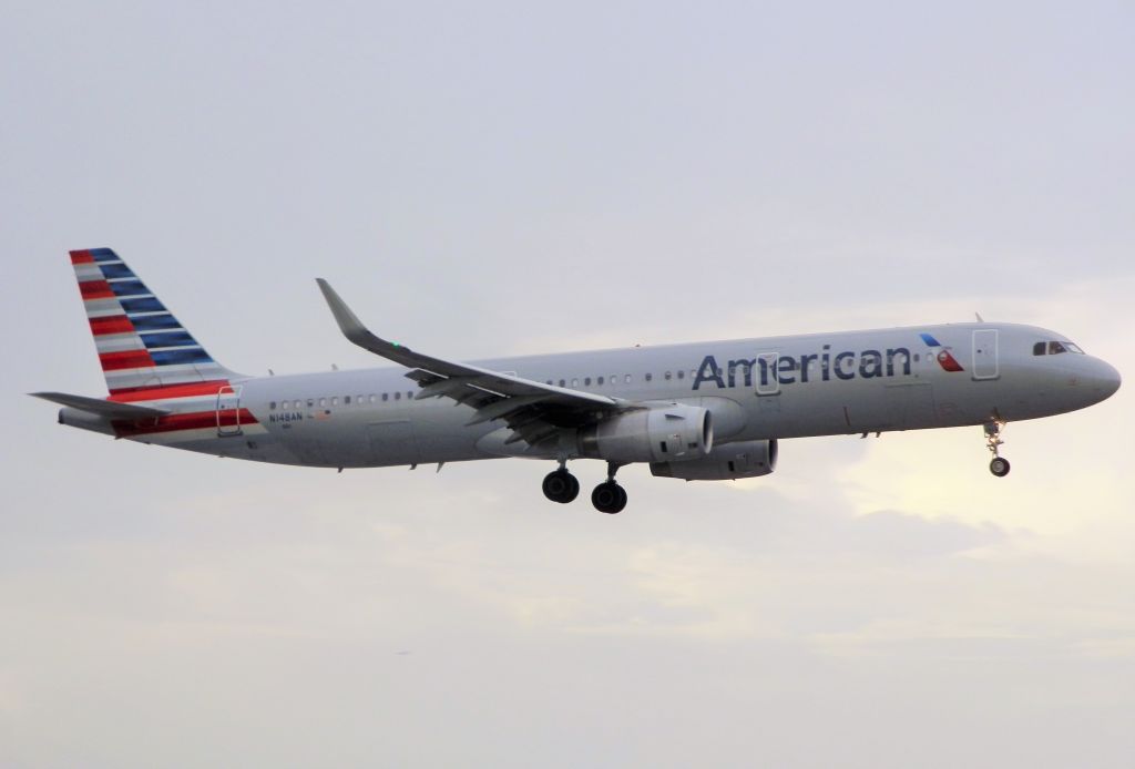 Airbus A321 (N148AN)