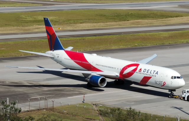 BOEING 767-400 (N845MH)