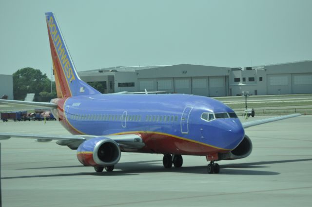 BOEING 737-300 (N511SW)