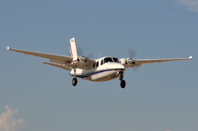 Aero Commander 500 (VH-UJX)