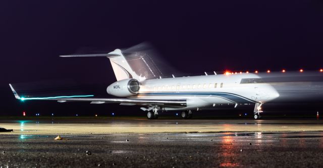 Bombardier Global Express (N421AL) - Global Express taxiing out after a quick stop in the rain at Lunken. 