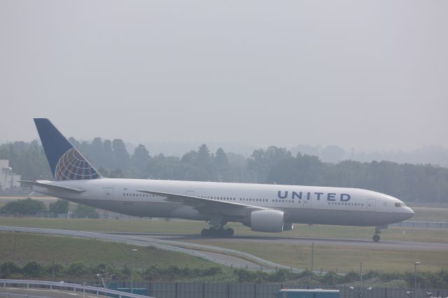 Boeing 777-200 (N213UA)