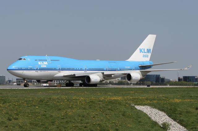 Boeing 747-400 (PH-BFF) - May 12, 2009 - leaving runway after landed at Toronto 