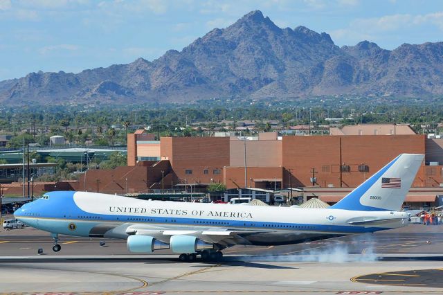 Boeing 747-200 (92-9000) - Boeing VC-25A 92-9000 "Air Force One" landed at Phoenix Sky Harbor just before 4:00 oclock on August 22, 2017.