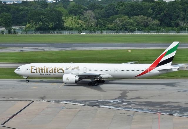 BOEING 777-300 (A6-EGT) - Taxing at SIN (2016/11/02)