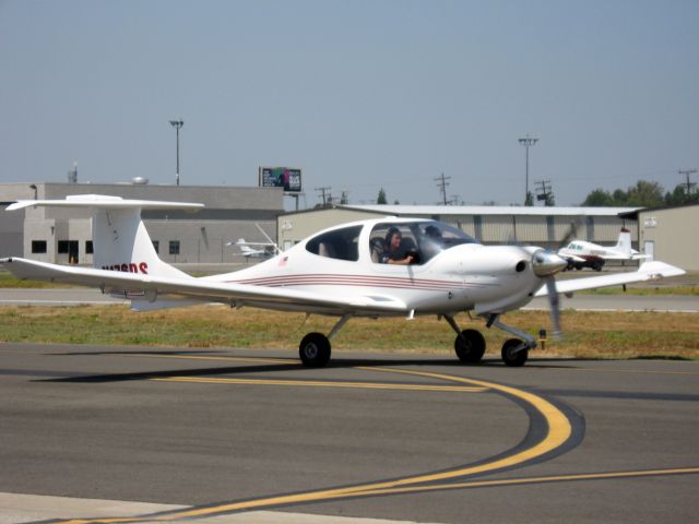 Diamond Star (N176DS) - 2004 Diamond DA-40br /Taxiing at Fullerton