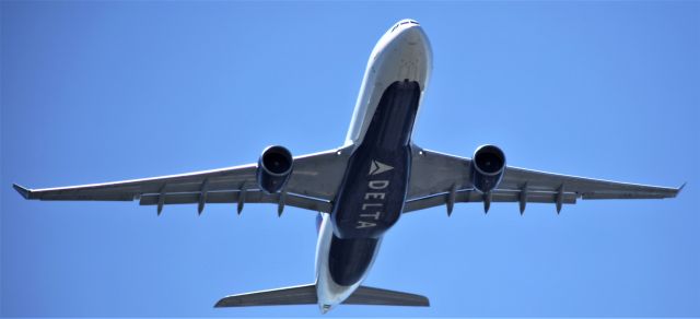 Airbus A330-300 (N819NW) - CDG-SEA  