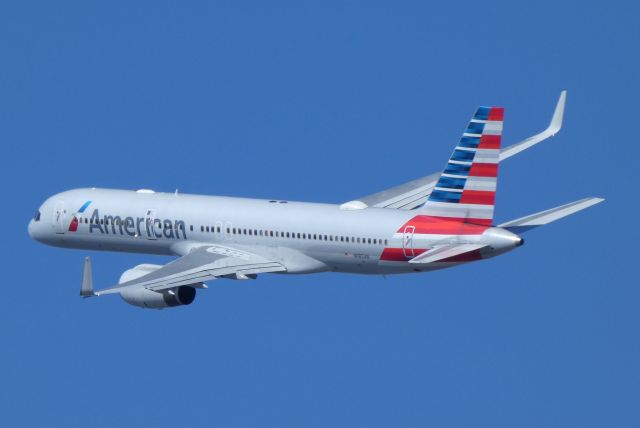 Boeing 757-200 (N185AN) - Just after take off, Mar. 2020.