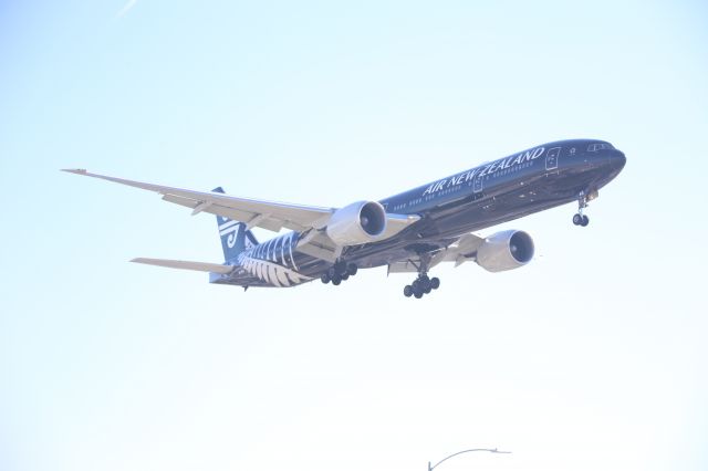 BOEING 777-300ER (ZK-OKQ)