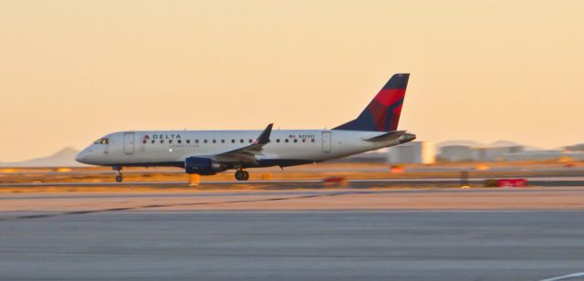 Embraer 175 (N253SY)