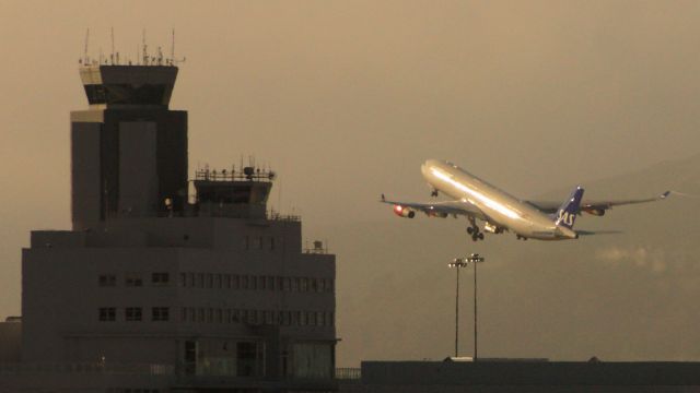 Airbus A340-300 (LN-RKF) - SAS 936 departing SFO to CPH