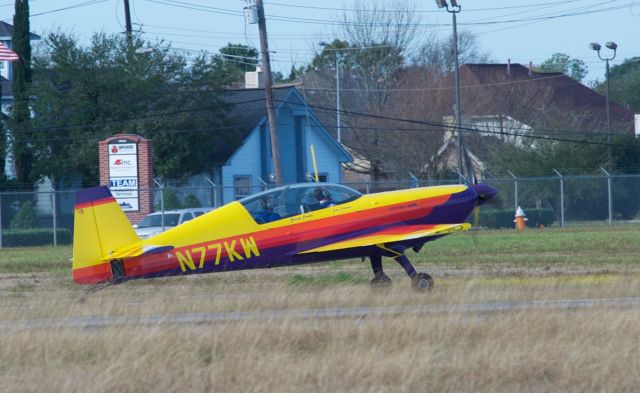 N77KW — - 1997 Extra EA-300/L aerobatic, taxiing at LaPort Texas - T41