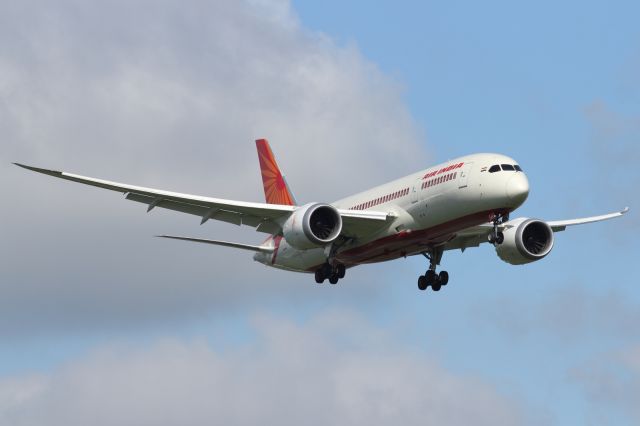 Boeing 787-8 (VT-ANK) - Air india's B787-800, approaches runway 09L at LHR.