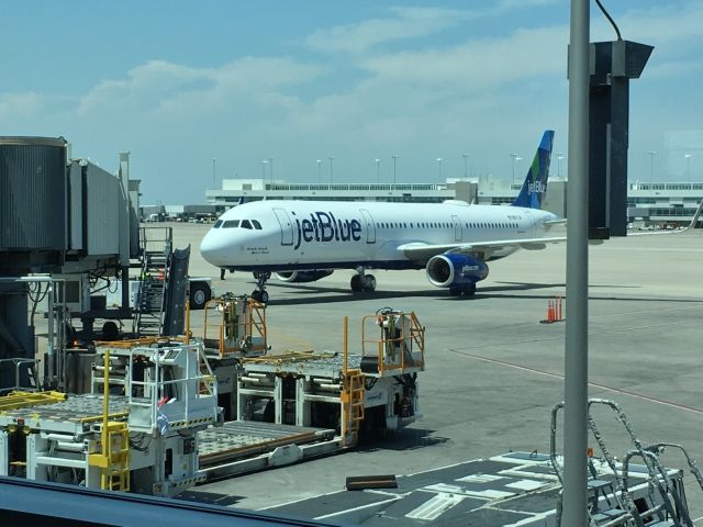 N357J8 — - jetBlue on pushback from Denver International to New York JFK. Registration appears to be N357J8 but FlightAware cant seem to find it for whatever reason.br /br /Early afternoon on June 28, 2016.