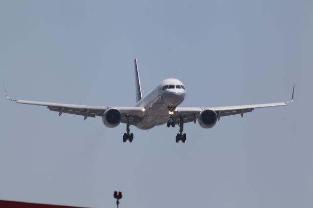 Boeing 757-200 (N549UA)
