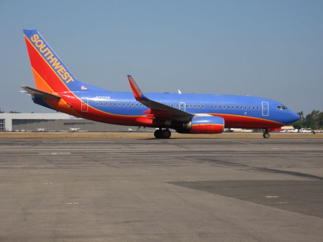 Boeing 737-700 (N705SW) - Taxiing to gate after landing