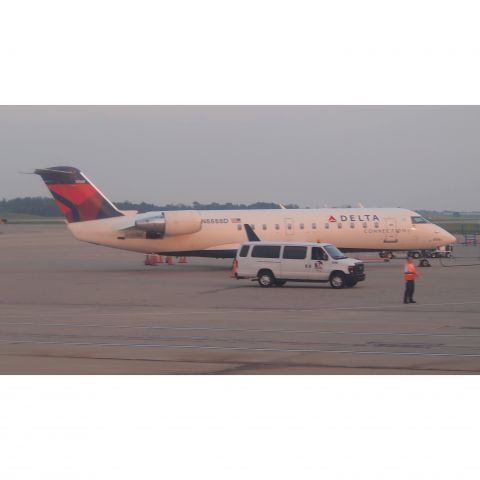 Canadair Regional Jet CRJ-200 (N8888D)