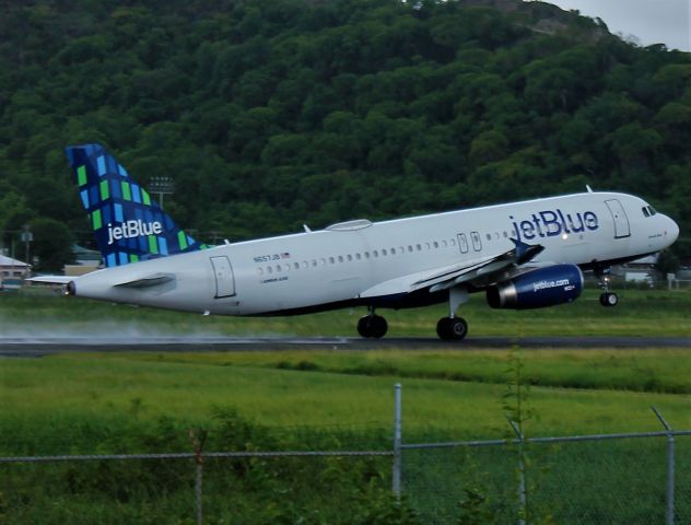 Airbus A320 (N657JB)