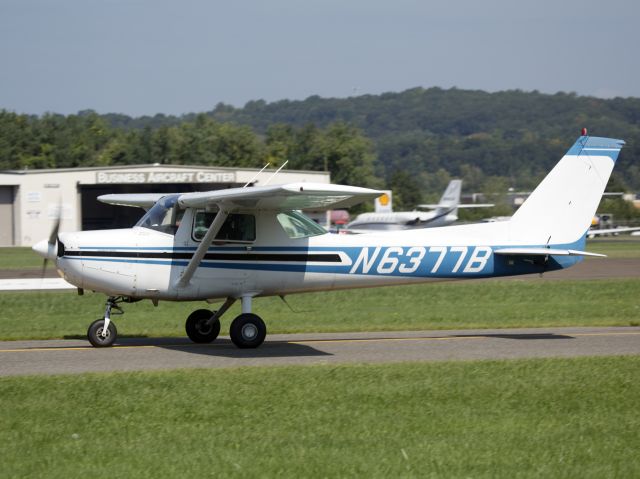 Cessna 152 (N6377B) - Taxiing back after landing runway 08.