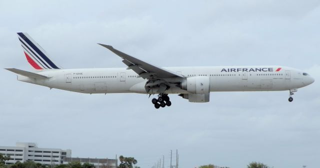 BOEING 777-300ER (F-GSQE)