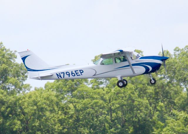 Cessna Skyhawk (N796EP) - At Downtown Shreveport.