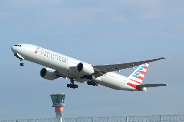 BOEING 777-300ER (N725AN) - An American Airlines B777-300ER taking off from LHR on runway 27L.br /br /Location: Heathrow T5 Planespotting Point.br /Date: 12.10.22 (dd/mm/yy).