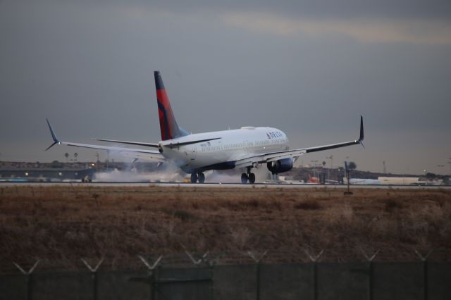 Boeing 737-900 (N922DZ)