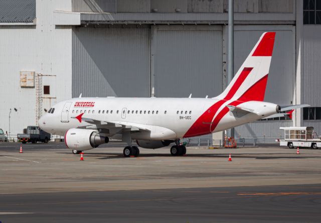 Airbus A318 (9H-UEC)