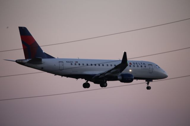 EMBRAER 175 (long wing) (N262SY)