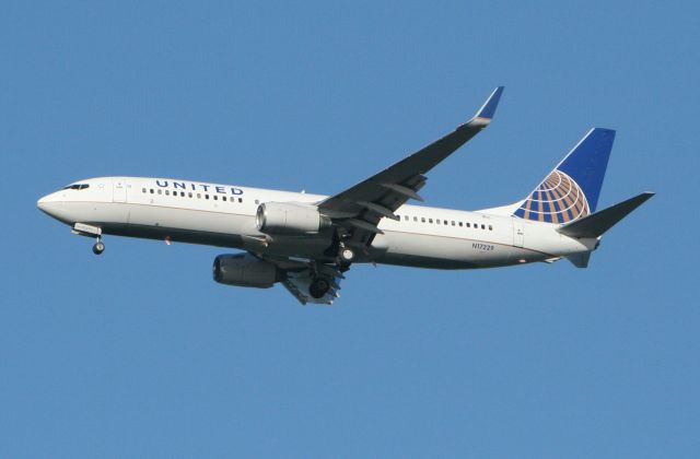 Boeing 737-700 (N17229) - At Coyote Point on approach to KSFO.