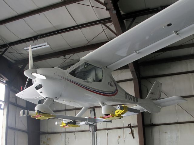 FLIGHT DESIGN CT (N107WW) - Efficient use of hangar space.