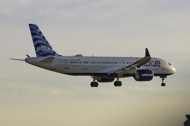 Airbus A220-300 (N3085J)
