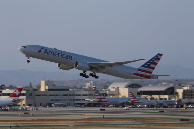 BOEING 777-300ER (N725AN)