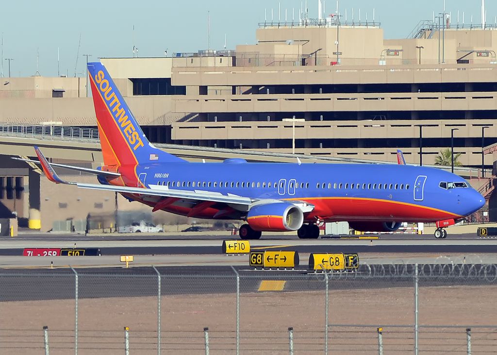 Boeing 737-800 (N8618N)
