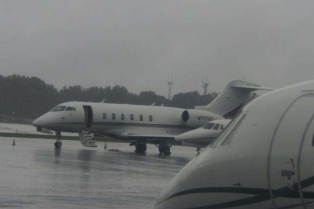 Bombardier Challenger 300 (N797QS)